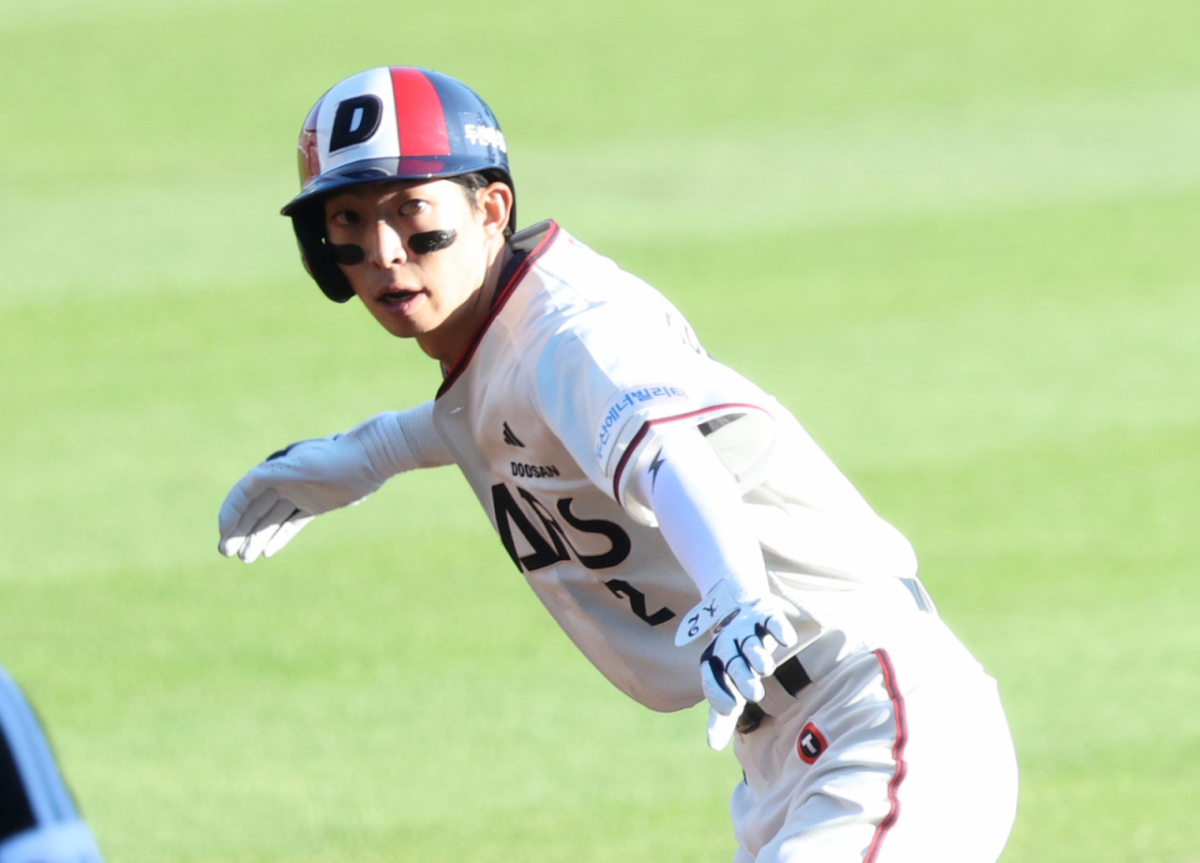 2026 신한 SOL KBO리그 두산 베어스 대 LG 트윈스 경기가 2일 서울 잠실야구장에서 열렸다. 두산 김민석이 1회말 2사 1,3루에서 선제 1타점 적시 2루타를 날리고 출루한 후 세리머니를 하고 있다. /사진=김진경 kim.jinkyung@