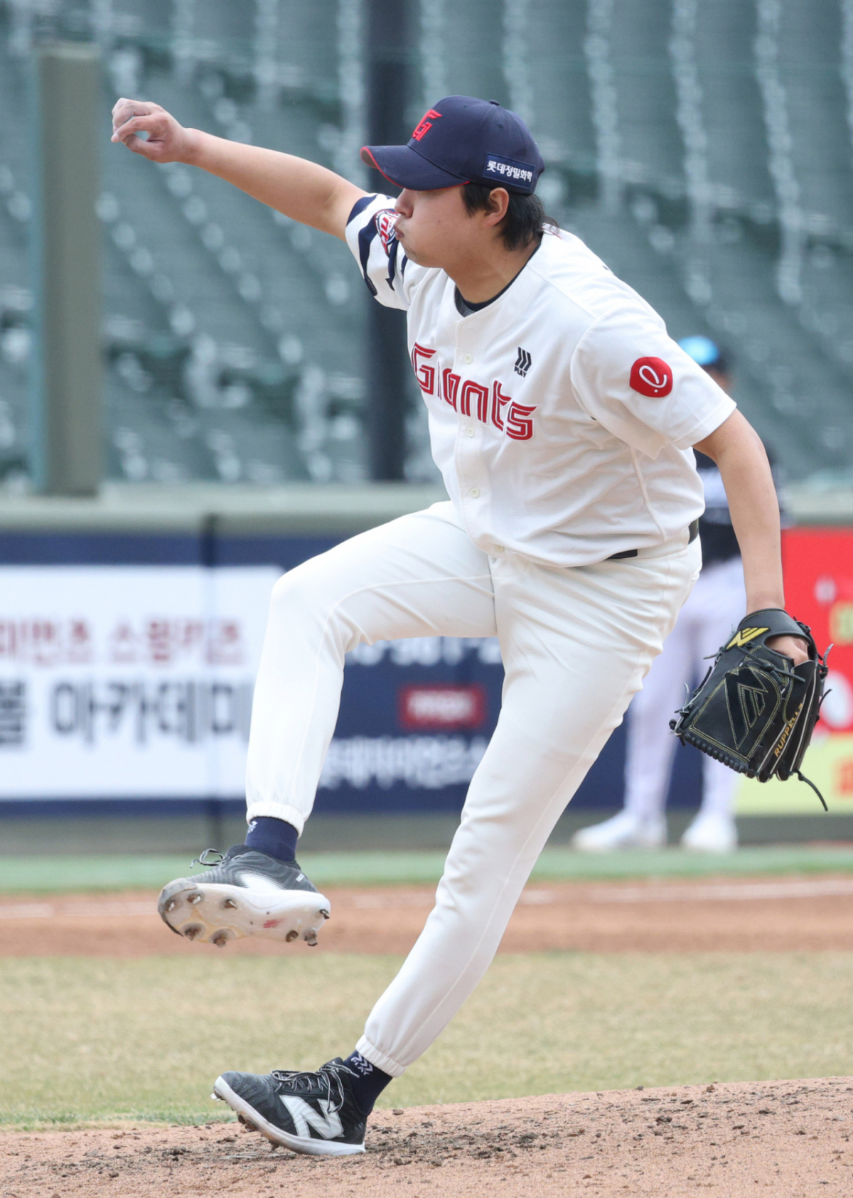 2026 신한 SOL Bank KBO리그 시범경기 롯데 자이언츠 대 KT 위즈 경기가 12일 부산 사직야구장에서 열렸다. 롯데 정철원이 역투하고 있다. /사진=김진경 kim.jinkyung@