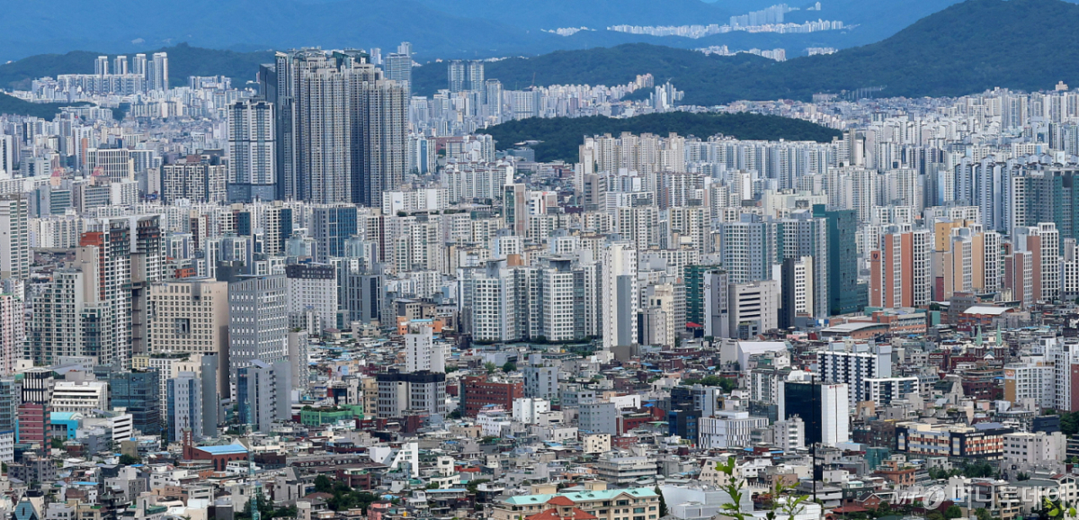 (서울=뉴스1) 박세연 기자 = 9일 정치권에 따르면 정부는 지난 7일 열린 2차 부동산 정책 점검회의를 끝으로 최종안을 다듬으며 다음 주 대책 발표를 준비하고 있다. 이재명 대통령이 부동산 정책 마련을 위한 두 차례 점검회의를 마무리하면서 이르면 13일 신규 공급과 금융 대책을 담은 종합 부동산 대책이 발표될 전망이다.  사진은 이날 서울 남산에서 바라본 아파트 단지.   2026.8.9/뉴스1  Copyright © 뉴스1. All rights reserved. 무단 전재 및 재배포,  AI학습 이용 금지. /사진=(서울=뉴스1) 박세연 기자
