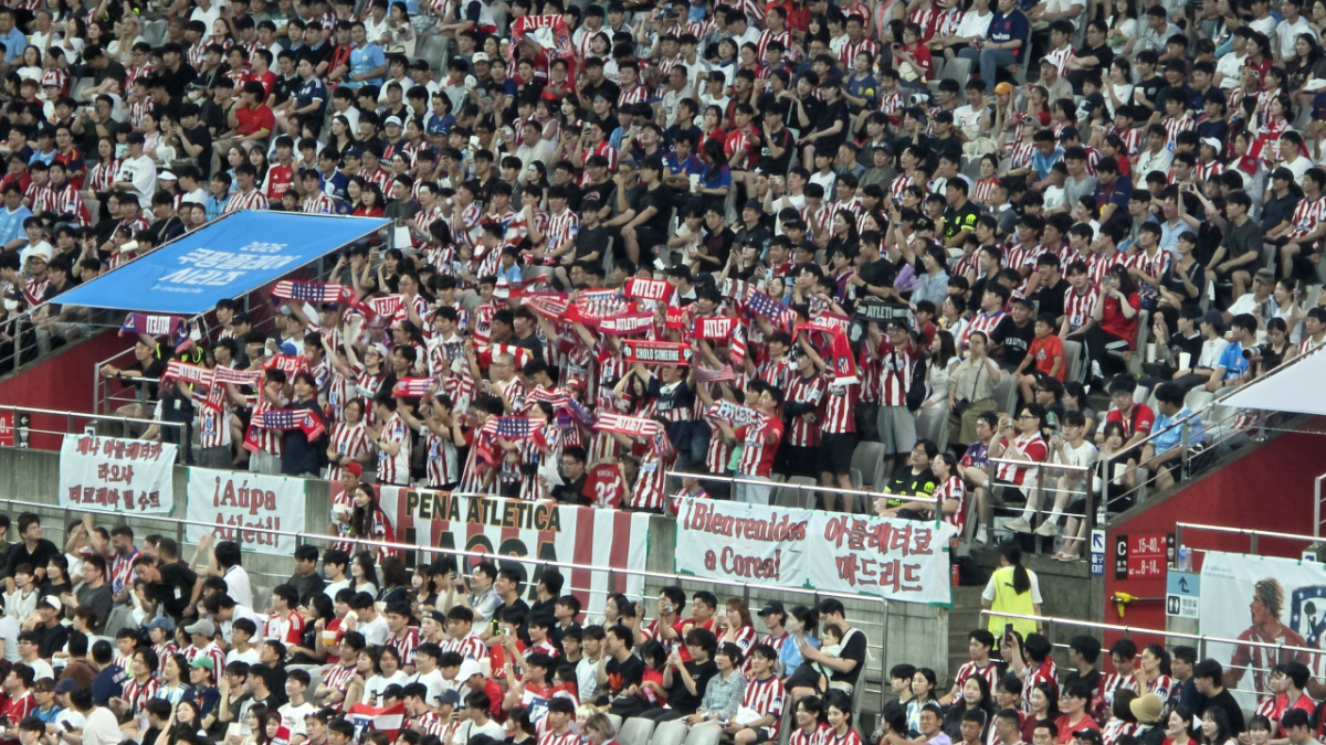 9일 서울월드컵경기장에서 열린 아틀레티코(AT) 마드리드와 맨체스터 시티의 2026 쿠팡플레이 시리즈. AT 마드리드 팬존 중앙에 자리한 AT 마드리드 한국 서포터스. /사진=김명석 기자