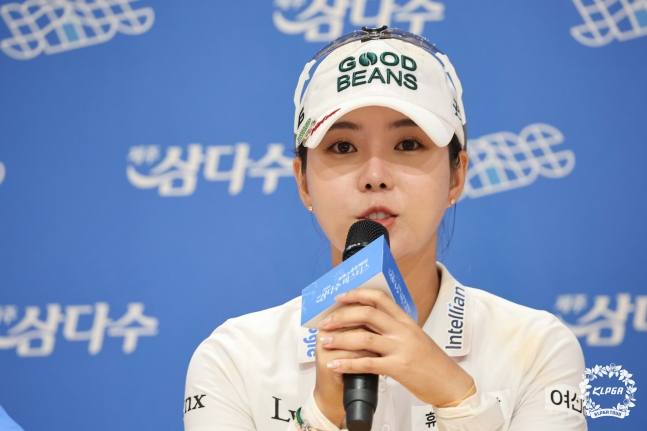 징은수가 9일 제주 서귀포의 테디밸리 골프앤리조트(파72)에서 열린 KLPGA 투어 제주삼다수 마스터스(총상금 10억원)에서 우승을 차지하고 기자회견에서 취재진의 질문에 답하고 있다. /사진=KLPGT 제공