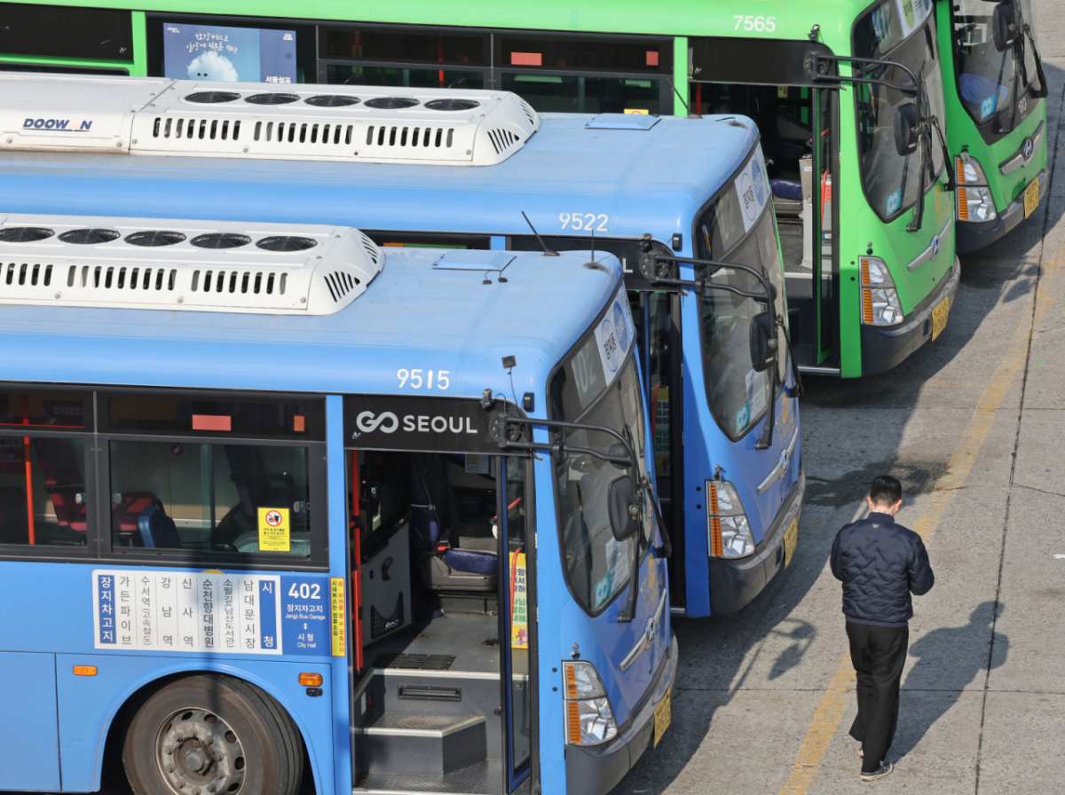 지난해 12월 24일 서울 송파구 장지공영차고지에 시내버스가 줄지어 세워져 있다 서울 시내버스 노사가 임금·단체협약(임단협) 협상에서 합의에 이르지 못한 가운데 노조는 내년 1월 13일 전면 파업에 나서기로 했다./사진=(서울=뉴스1) 장수영 기자