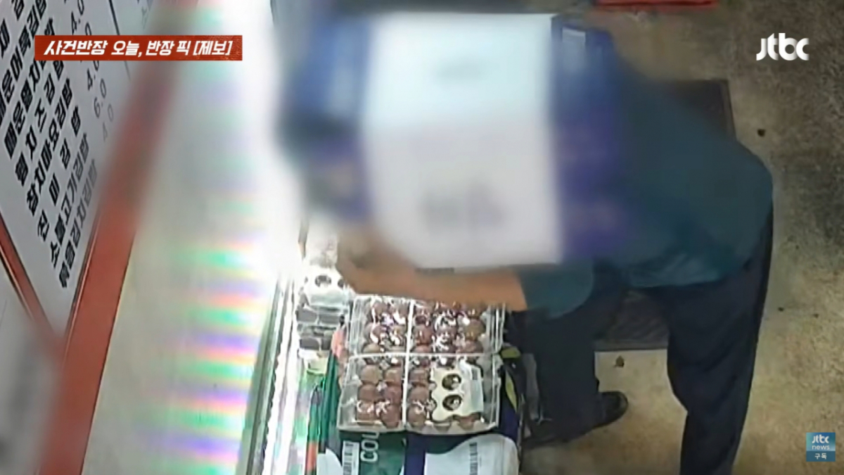 경기 안산시에서 상자로 얼굴을 가린 남성이 김밥집에 새벽 배송된 달걀을 훔치는 모습. /사진=JTBC '사건반장' 방송화면 캡처