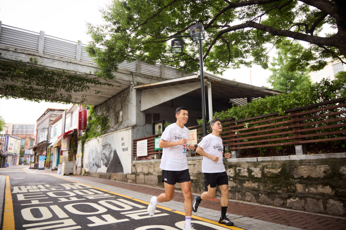 정재헌 CEO와 가수 션이 종로구에 조성된 '독립을 이끈 여성들을 기억하길’ 코스를 함께 달리고 있다./사진제공=SKT