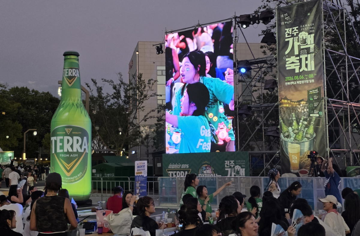 전주가맥축제 현장을 즐기고 있는 방문객들의 모습. /사진=이병권 기자