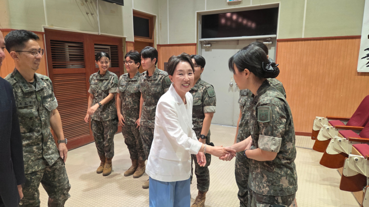 이채영 대경대 총장이 제304학군단 구성원들을 격려하고 있다./사진제공=대경대