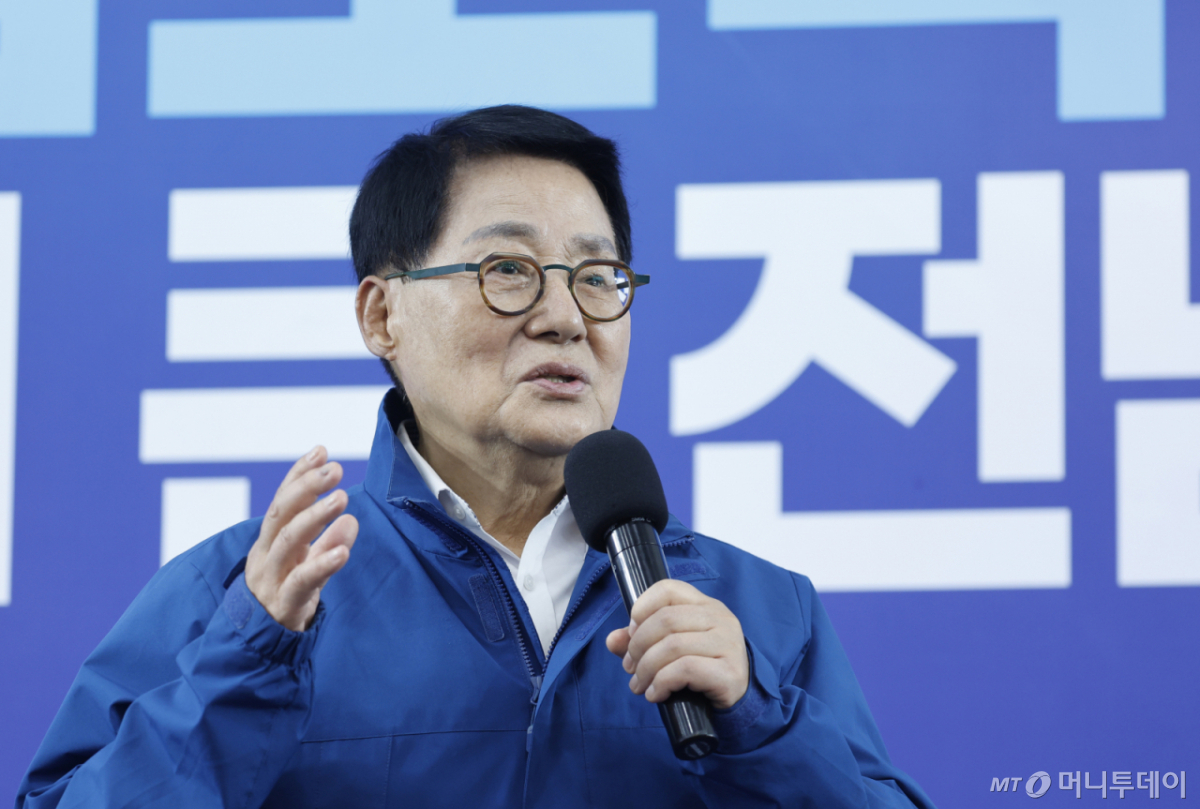 (광주=뉴스1) 김태성 기자 = 박지원 국회의원이 10일 광주 서구에서 열린 '민형배 전남광주특별시장 선대위 출범식'에서 축사를 하고 있다. 2026.5.10/뉴스1 Copyright © 뉴스1. All rights reserved. 무단 전재 및 재배포, AI학습 이용 금지. /사진=(광주=뉴스1) 김태성 기자