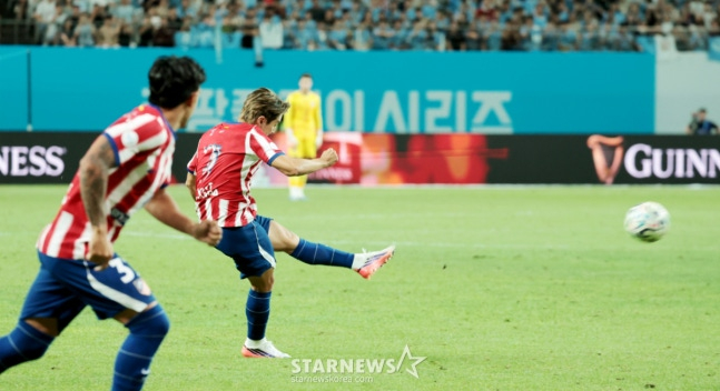 ATM 이강인이 2026쿠팡플레이 시리즈 맨체스터시티와 아틀레티코 마드리드 경기 후반 초반 교체투입되고 있다. /사진=강영조 선임기자.
