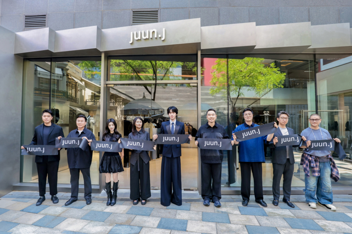 삼성물산 패션부문의 글로벌 디자이너 브랜드 준지(JUUN.J)가 중국 럭셔리 시장에 본격 진출했다. 준지는 중국 베이징 싼리툰(三里屯) 타이쿠리(太古里)에 신규 매장을 7일 오픈했다. 사진 왼쪽부터 리창다(李昌达) 베이징 싼리툰 타이쿠리 부총경리, 삼성물산 패션부문 남성복사업부장 이무영 상무, 중국 배우 황이(黄羿), 삼성물산 패션부문 박남영 부문장, 준지 글로벌 앰배서더 안효섭 배우, 이현직 미스토 중화권 총괄 대표, 오준영 미스토 중화권 운영 총괄 대표, 마저딴(马泽丹) 베이징 싼리툰 타이쿠리 총경리, 앨런 팅(Allen Ting) 미스토 전략 파트너. /사진제공=삼성물산.