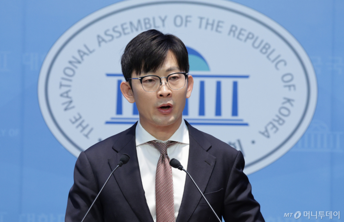 (서울=뉴스1) 신웅수 기자 = 과학기술정보방송통신위원회 소속 박충권 국민의힘 의원이 22일 서울 여의도 국회 소통관에서 더불어민주당의 쿠팡 연석 청문회 추진 관련 기자회견을 하고 있다. 민주당은 오는 30~31일 쿠팡 사태와 관련해 관련 상임위 연석 청문회를 추진한다. 2025.12.22/뉴스1 Copyright © 뉴스1. All rights reserved. 무단 전재 및 재배포, AI학습 이용 금지. /사진=(서울=뉴스1) 신웅수 기자