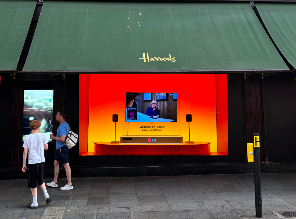 LG전자가 영국 런던의 대표 백화점인 ‘해러즈(Harrods)’에서 차세대 무선 월페이퍼 TV ‘LG 시그니처 올레드 W(모델명 W6)’의 특별 전시를 진행한다. 사진은 해러즈 백화점 1층 쇼윈도에 전시된 LG 시그니처 올레드 W의 모습으로 압도적인 화질과 초슬림 디자인을 경험해 볼 수 있다. /사진제공=LG전자