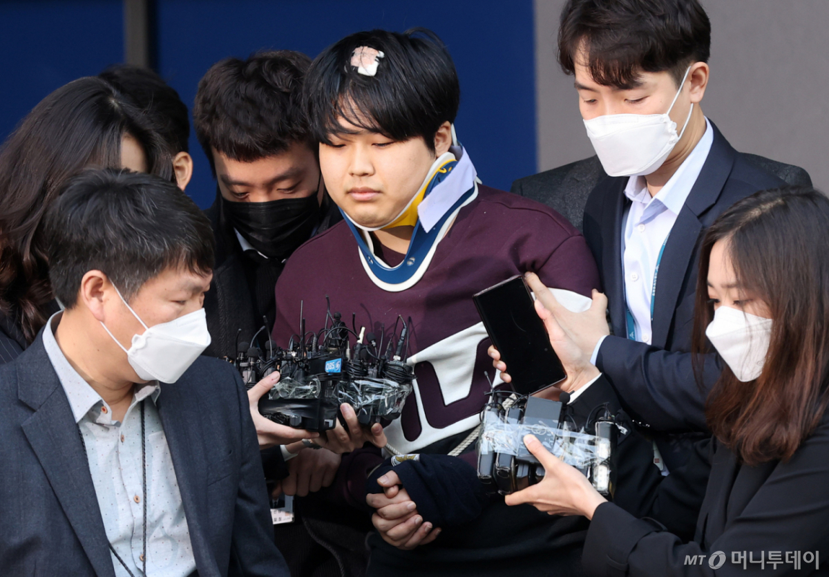 텔레그램 성착취 대화방 운영자 조주빈이 서울 종로경찰서에서 검찰로 송치되고 있다. /사진=김창현 기자