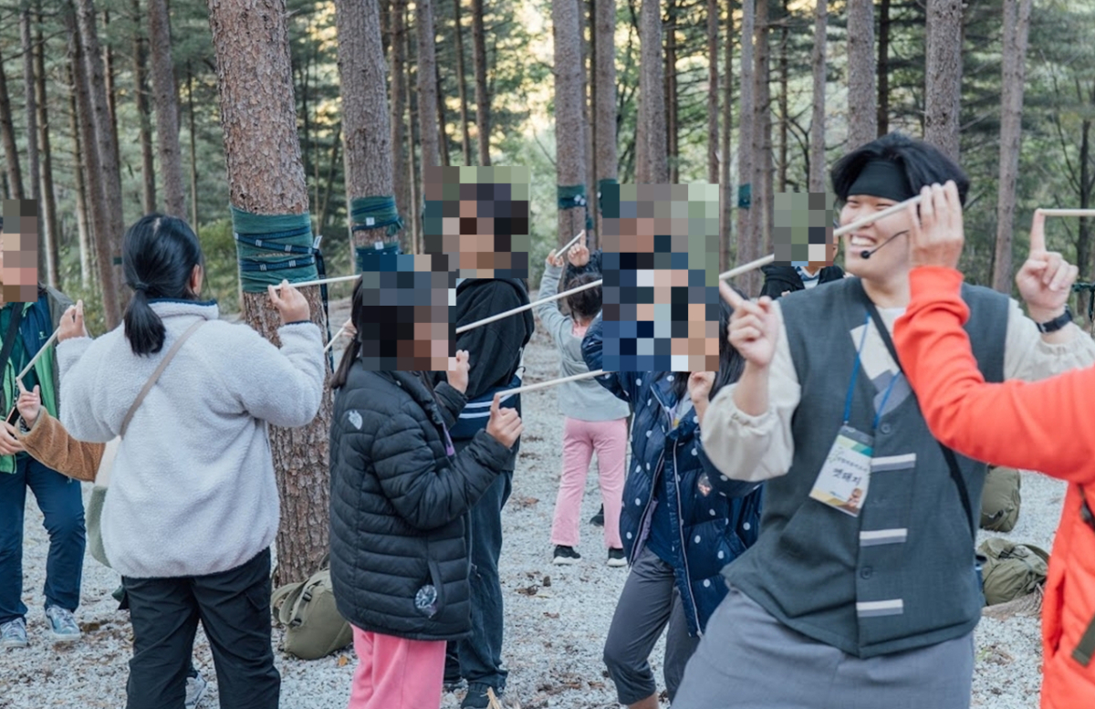 숲 워케이션에 참여한 부모와 아이들이 숲 모듬놀이를 체험하고 있다/사진제공=진안고원산림치유원