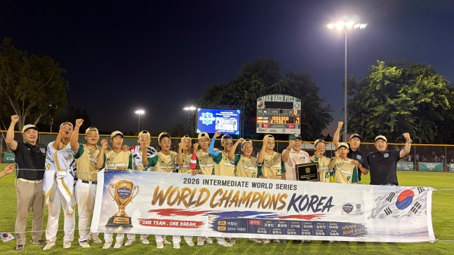 대한민국 U-13 리틀야구 대표팀이 세계리틀야구 인터미디어트 월드시리즈 챔피언십 우승 후 기념 사진을 찍었다. /사진=한국리틀야구연맹 제공