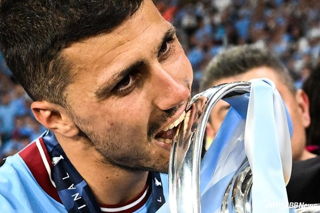 로드리가 맨체스터 시티 유니폼을 입고 유럽축구연맹(UEFA) 챔피언스리그(UCL) 우승 트로피를 깨물어보고 있다. /AFPBBNews=뉴스1