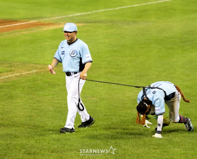 롯데 김태형(왼쪽) 감독과 황성빈이 지난 7월 11일 서울 잠실구장에서 열린 2026 KBO 올스타전에서 강아지 퍼포먼스를 하고 있다. /사진=강영조 선임기자