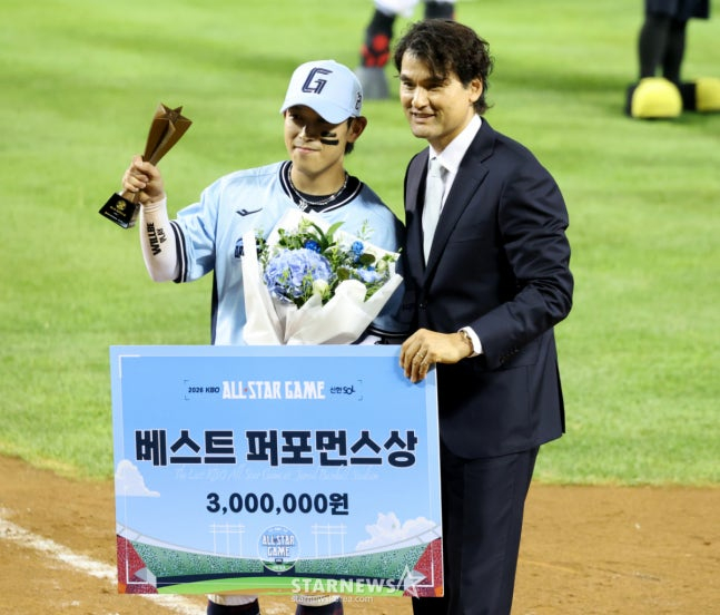 황성빈(왼쪽)이 지난 7월 11일 KBO 올스타전에서 '베스트 퍼포먼스'상을 받고 있다. 오른쪽은 시상을 한 박찬호. /사진=강영조 선임기자