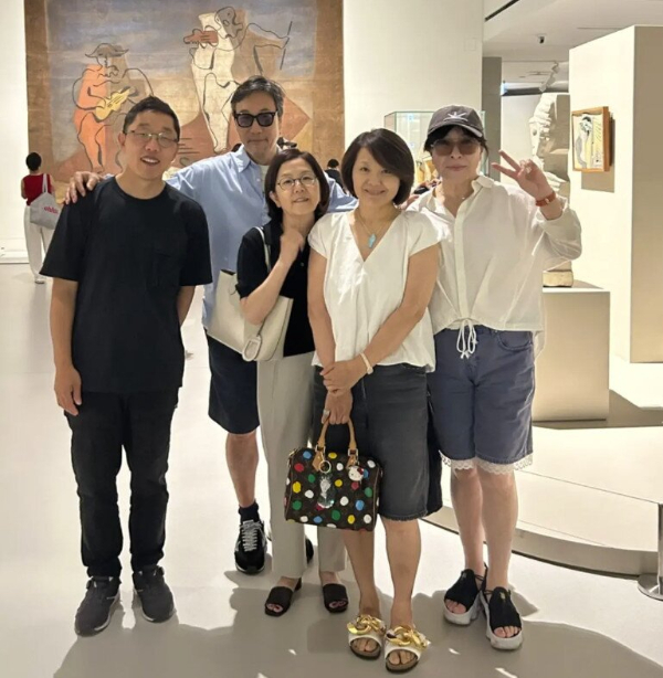 방송인 김제동(52)의 근황이 공개됐다./ 사진=이문세 SNS