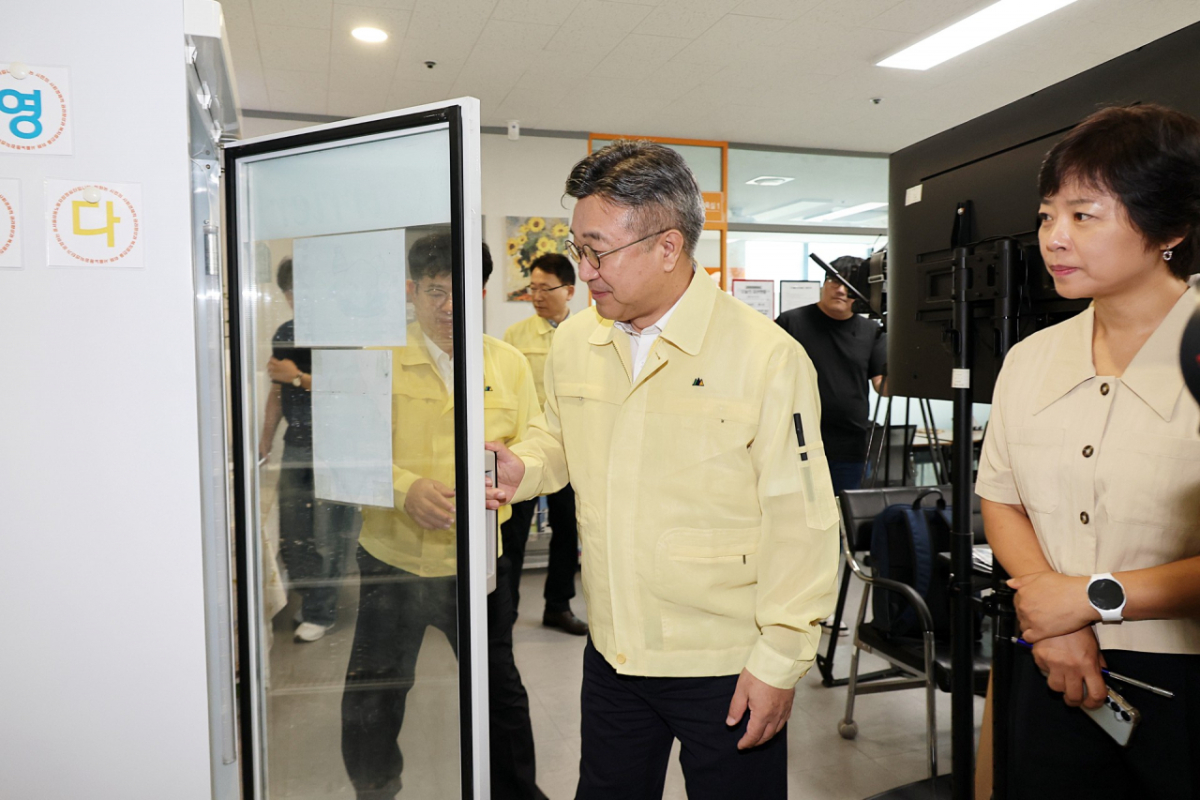 윤호중 행정안전부 장관이 10일 오전 서울 마포구 이동노동자 합정쉼터를 방문해 현장 의견 청취 및 관리실태 등을 점검하고 있다./사진제공=행정안전부