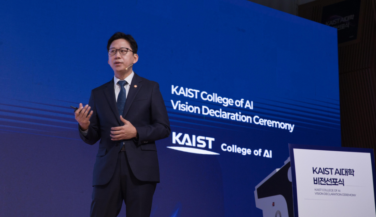 [ 배경훈 부총리 겸 과학기술정보통신부 장관이 6월 대전시 유성구 KAIST에서 열린 'KAIST AI대학 비전선포식' 에서 'AI를 바꾸는 사람들' 을 주제로 기조강연 하고 있다. /사진=과학기술정보통신부