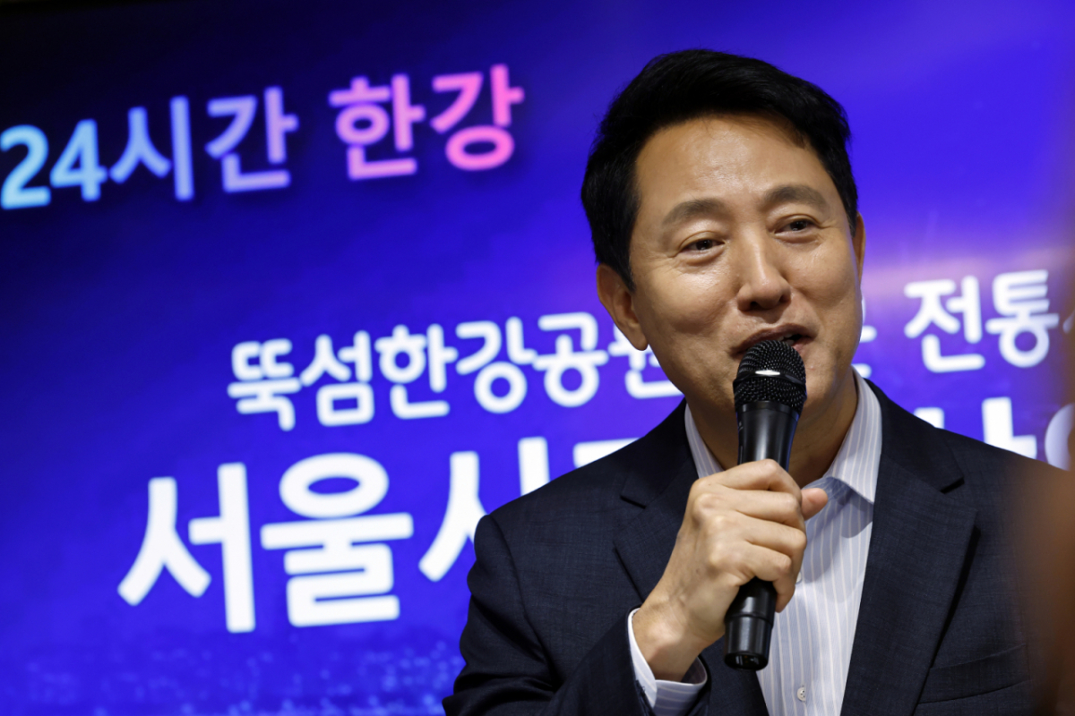 오세훈 서울시장이 지난달 31일 오후 서울시 광진구 자양동 뚝섬한강공원 내 복합문화공간 한강플플에서 지역 상인회 관계자들과 뚝섬한강공원 인근 전통시장-(골목형) 상점가 활성화 간담회를 하고 있다./사진=(서울=뉴스1) 박정호 기자