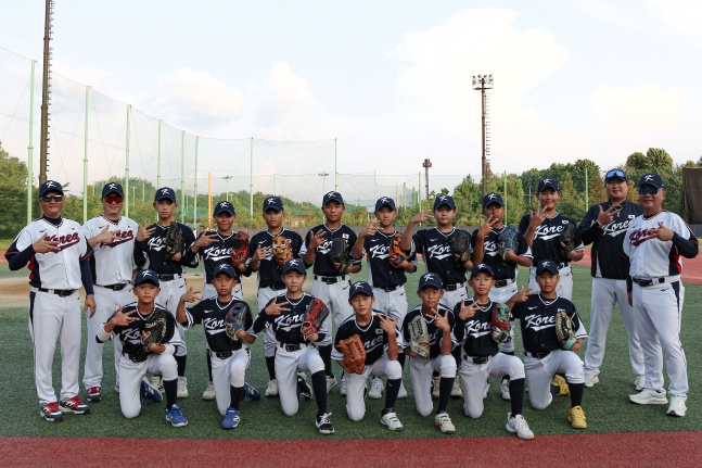 한국 U-12 야구 국가대표 선수단이 제12회 아시아유소년야구대회에 참가하기 위해 출국 전 기념 사진을 찍었다. /사진=KBSA 제공