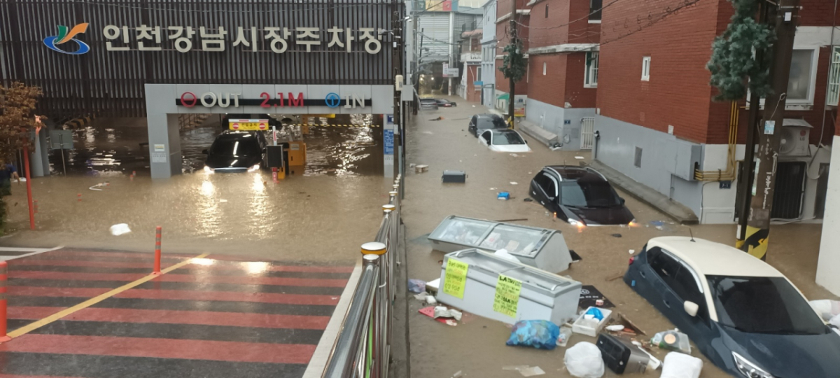 인천지역에 집중호우가 내린 13일 인천 서구 인천강남시장 주차장이 침수돼 있다. (독자 제공. 재판매 및 DB 금지) 2025.8.13/뉴스1 Copyright © 뉴스1. All rights reserved. 무단 전재 및 재배포, AI학습 이용 금지. /사진=(인천=뉴스1)