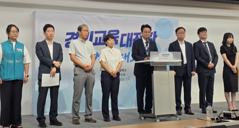 안민석 경기도교육감(가운데 오른쪽)이 도교육청 교권보호단의 부단장들을 소개하고 있다./사진=이민호기자
