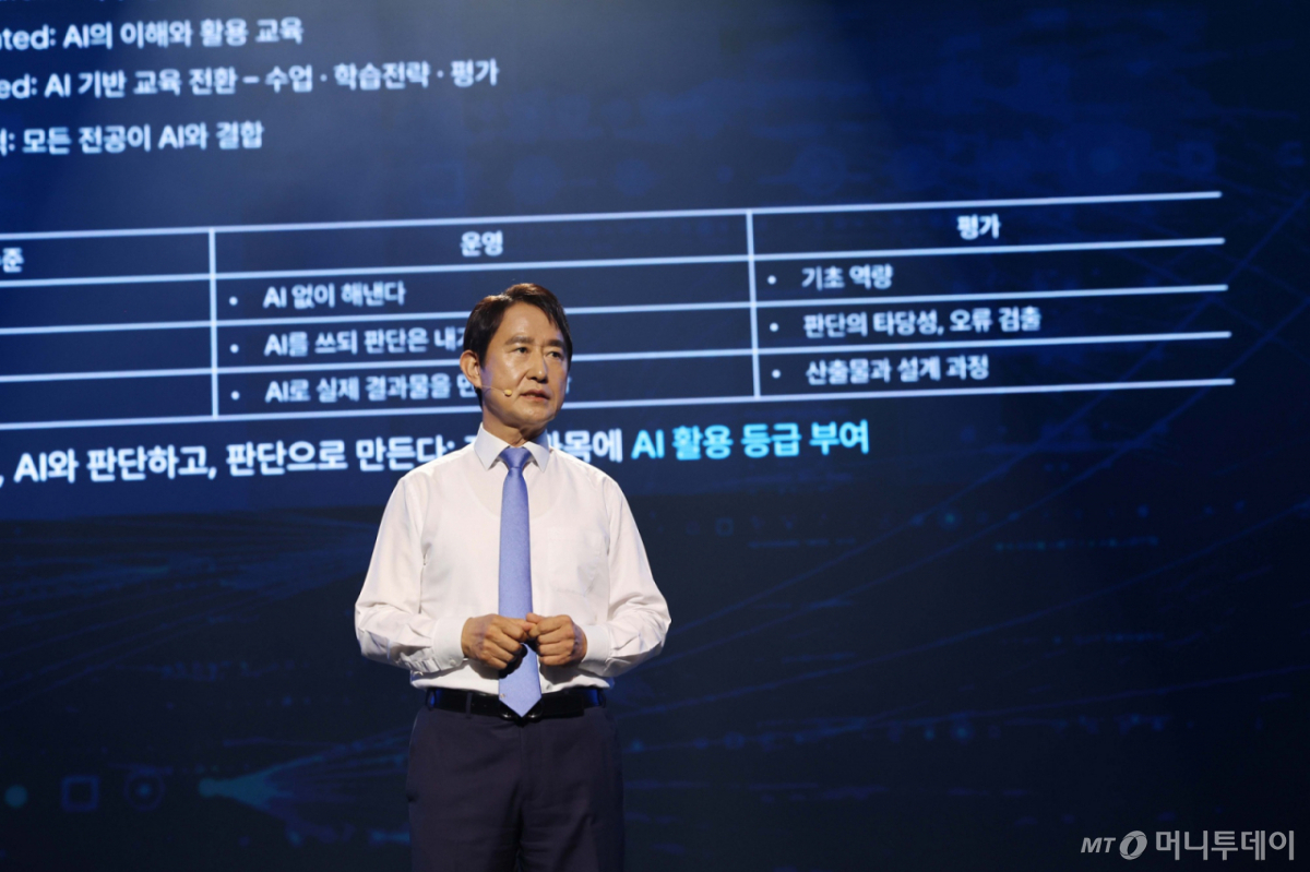 배충식 KAIST 기계공학과 교수가 10일 KAIST 제18대 총장에 공식 취임했다. 10일 대전 유성구 KAIST 본원 대강당에서 열린 취임식에서 배 총장이 발표하고 있다. /사진=KAIST