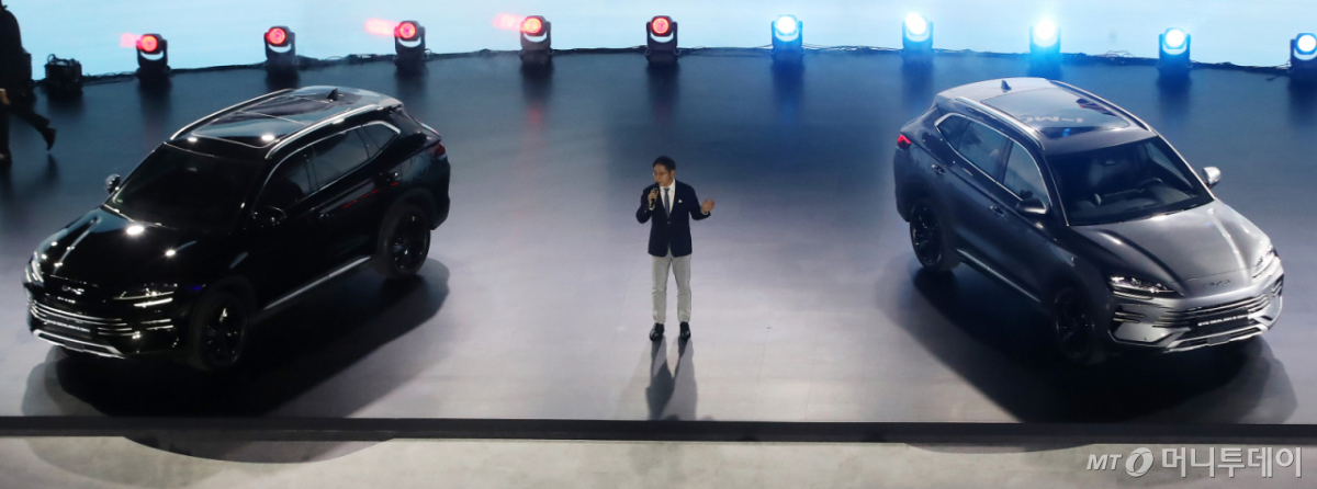 지난 6월 6일 부산 해운대구 벡스코 제1전시장에서 열린 '2026 부산모빌리티쇼' 프레스데이에서 BYD코리아가 플러그인 하이브리드(PHEV) 모델 BYD '씨라이언 6 DM-i(BYD SEALION 6 DM-i)'를 국내 최초로 공개했다. /사진=뉴스1