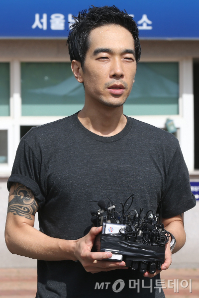 미성년자 성폭행으로 실형을 살았던 그룹 룰라 출신 고영욱(50)이 동료 연예인들을 향해 연이어 저격 발언을 쏟아내는 가운데 이번에는 배우 류수영, 박하선 부부를 공격했다. /사진=머니투데이 DB