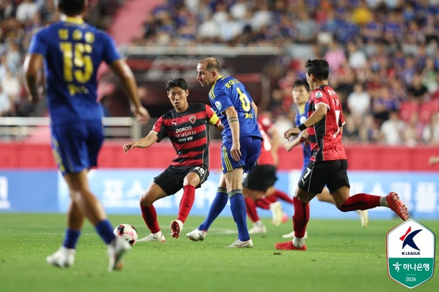 낙하 사고가 일어났던 포항-울산 경기. /사진=한국프로축구연맹 제공