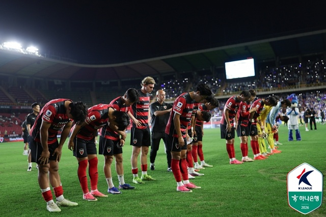 포항 스틸러스 선수단이 팬들에게 인사하고 있다. /사진=한국프로축구연맹 제공