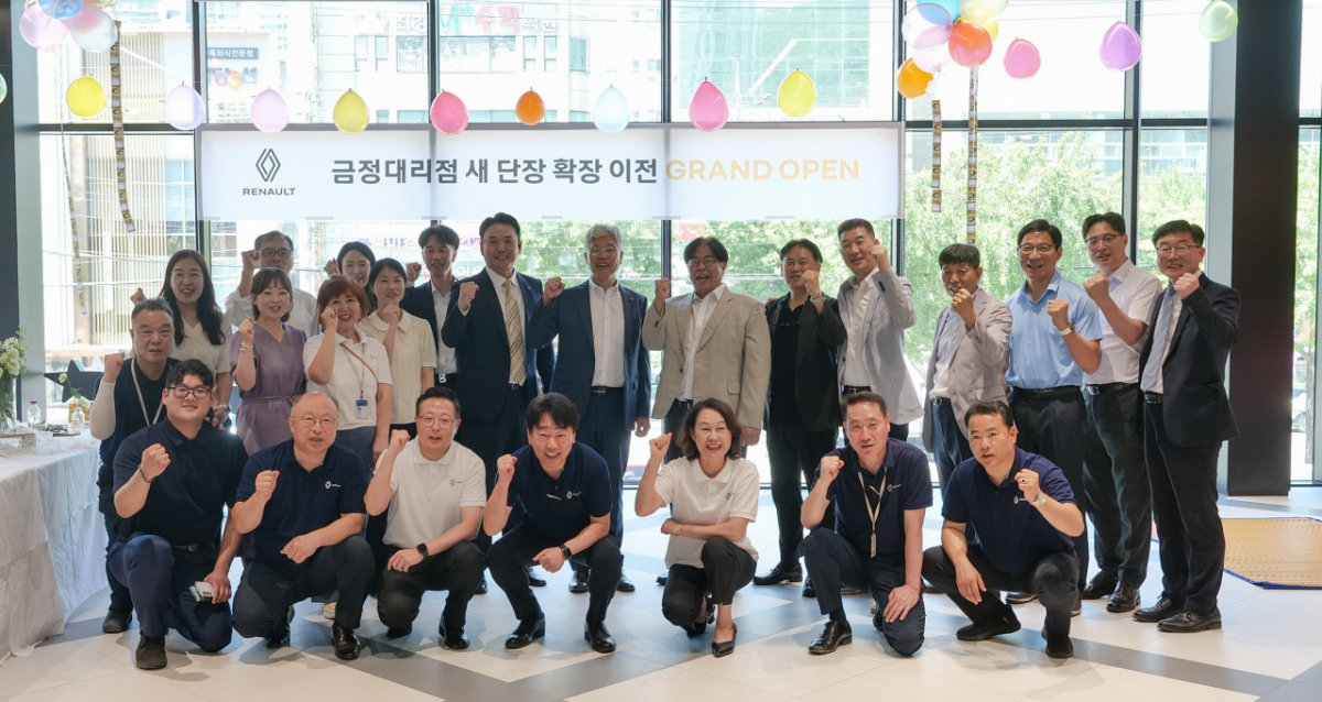 르노코리아 임직원이 부산 금정전시장 신축 확장 개소식 후 기념촬영을 하고 있다./사진제공=르노코리아
