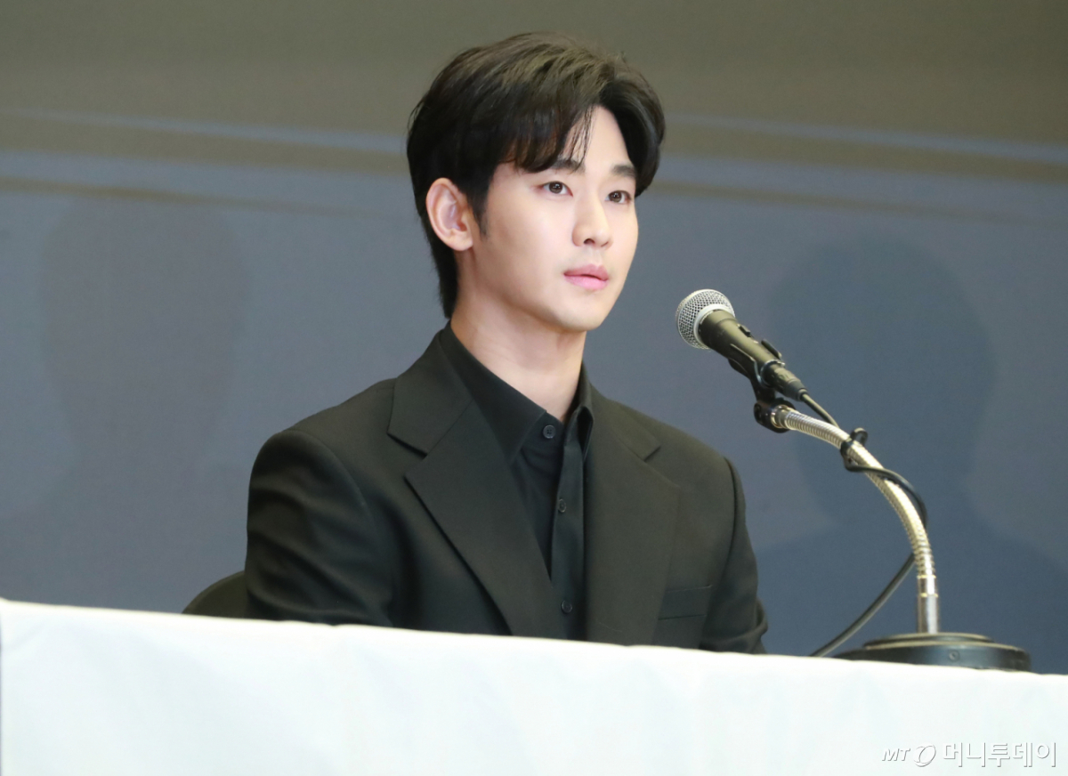 배우 김수현이 지난해 3월31일 오후 서울 마포구 상암동 스탠포드호텔에서 진행된 기자회견에서 최근 불거진 사생활 논란에 대해 밝히고 있다. /사진=이동훈 photoguy@