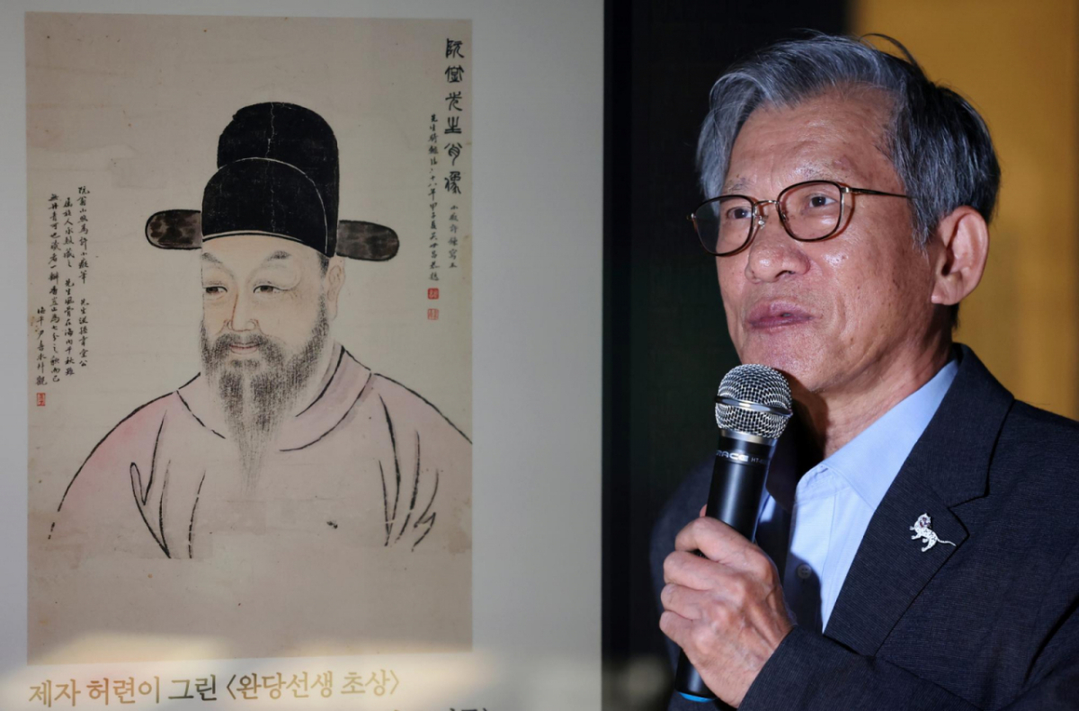 유홍준 국립중앙박물관장이 10일 서울 용산구 국립중앙박물관 서화실에서 열린 '추사 김정희와 그의 동반자' 전시설명회에서 작품 설명을 하고 있다. /사진 = 뉴시스