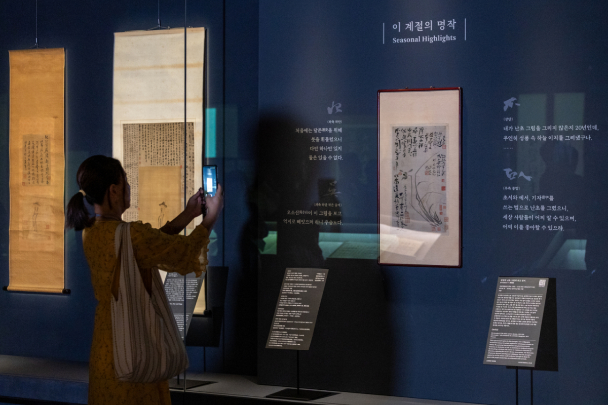 10일 오전 서울 용산구 국립중앙박물관에서 열린 2026년 세 번째 주제전시 '추사 김정희와 그의 동반자' 설명회에서 참석자들이 김정희의 대표작 '불이선란도'를 보고 있다. / 사진 = 뉴스1