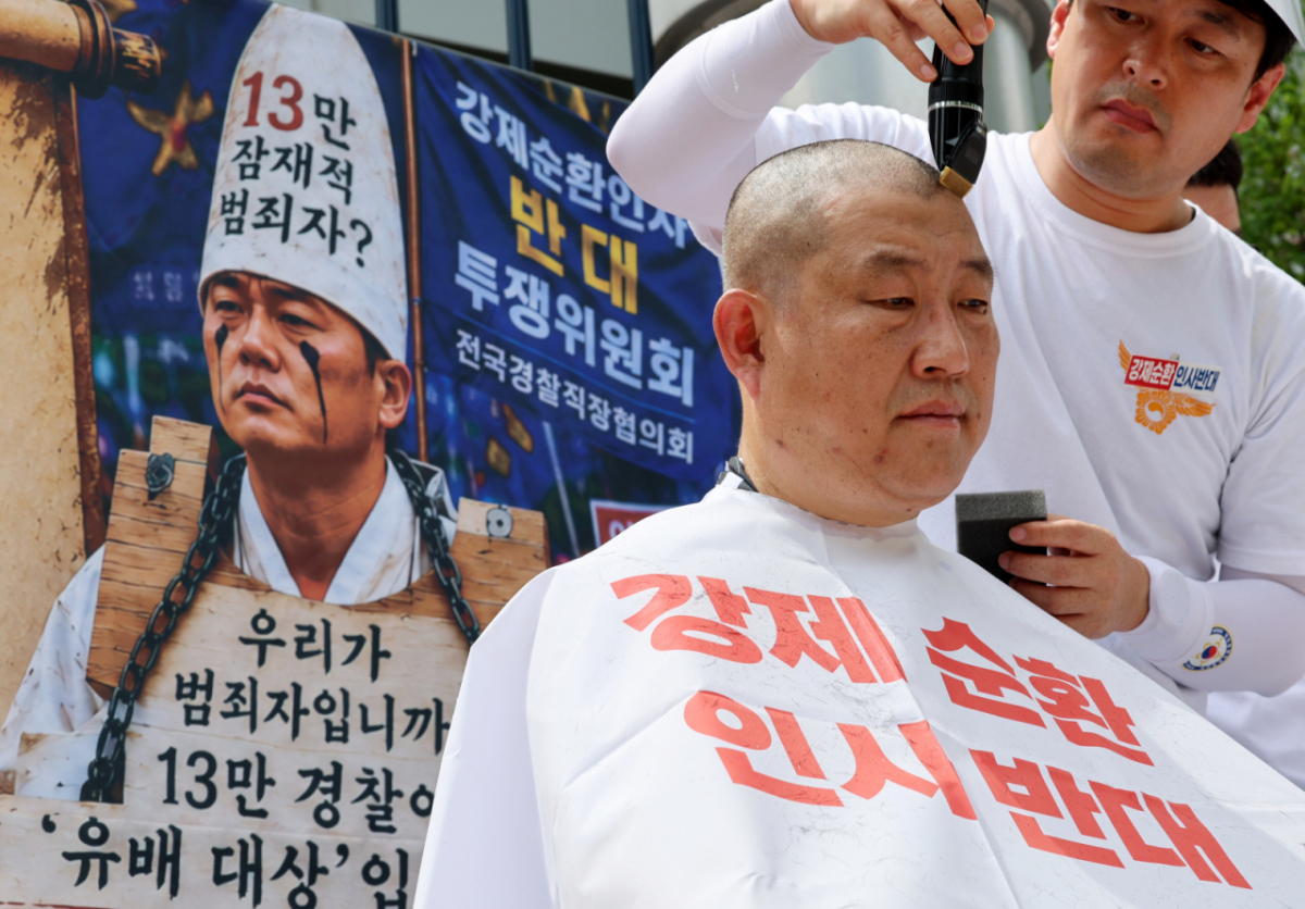 전국경찰직장협의회 강제순환인사반대투쟁위원회 경찰관이 10일 오후 서울 서대문구 경찰청 앞에서 순환인사 반대 삭발을 하고 있다./사진=뉴시스.