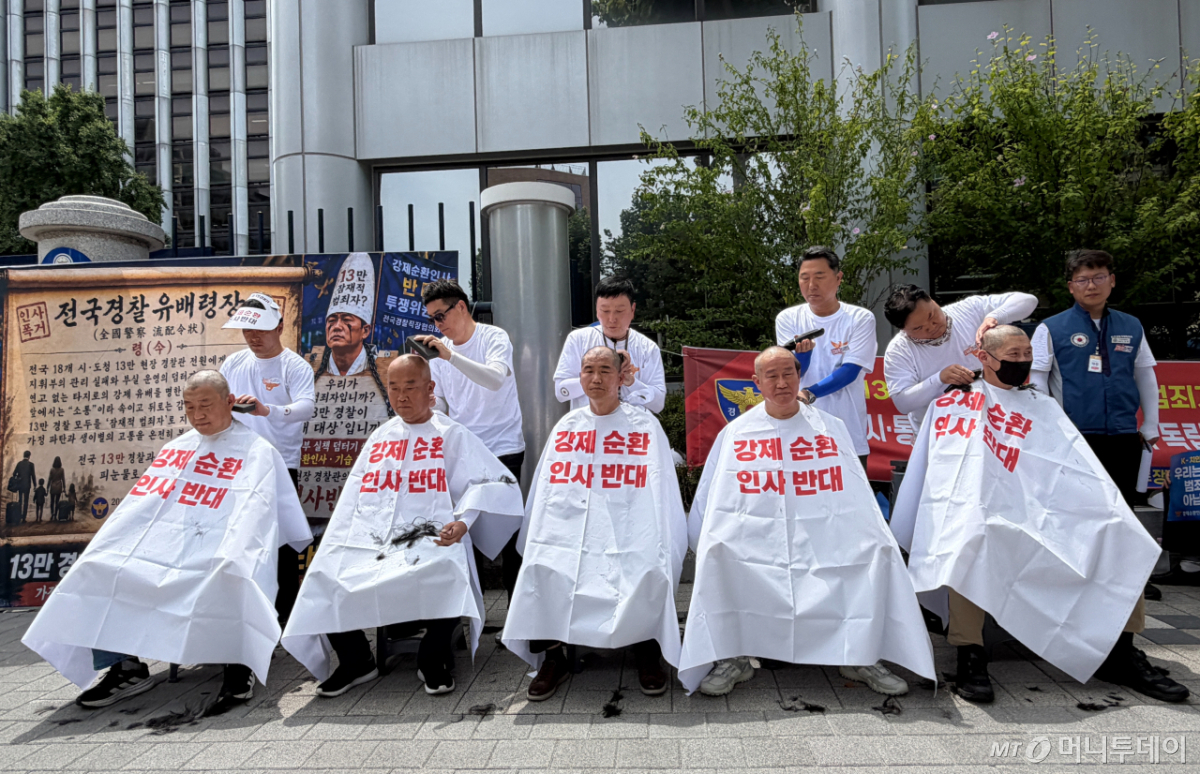 전국경찰직장협의회 강제순환인사반대투쟁위원회 경찰관들이 10일 오후 서울 서대문구 경찰청 앞에서 순환인사 반대 삭발을 하고 있다./사진=이현수 기자.