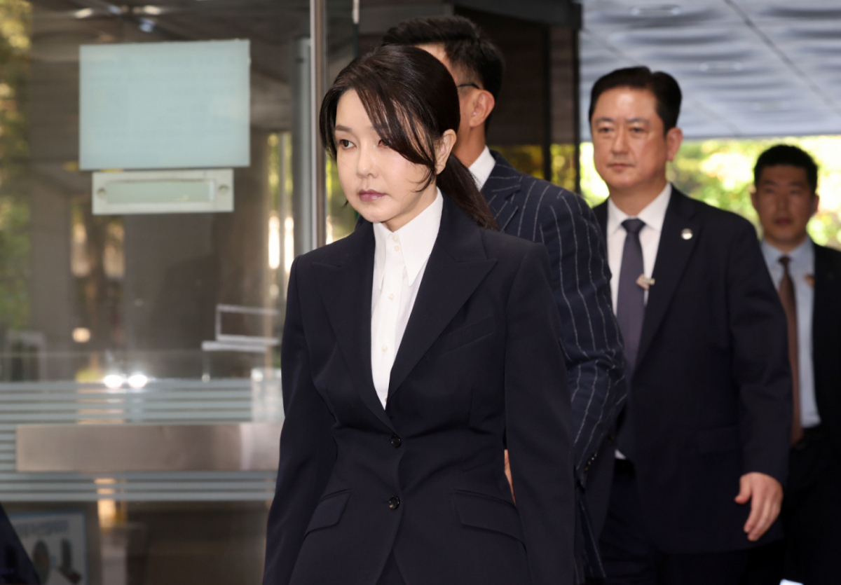 윤석열 전 대통령 부인 김건희 여사가 지난해 8월 서울 서초구 서울중앙지법에서 열린 자본시장과 금융투자업에 관한 법률 위반 및 정치자금법 위반 혐의 등의 구속 전 피의자 심문(영장실질심사)에 출석하고 있다. /사진=뉴스1