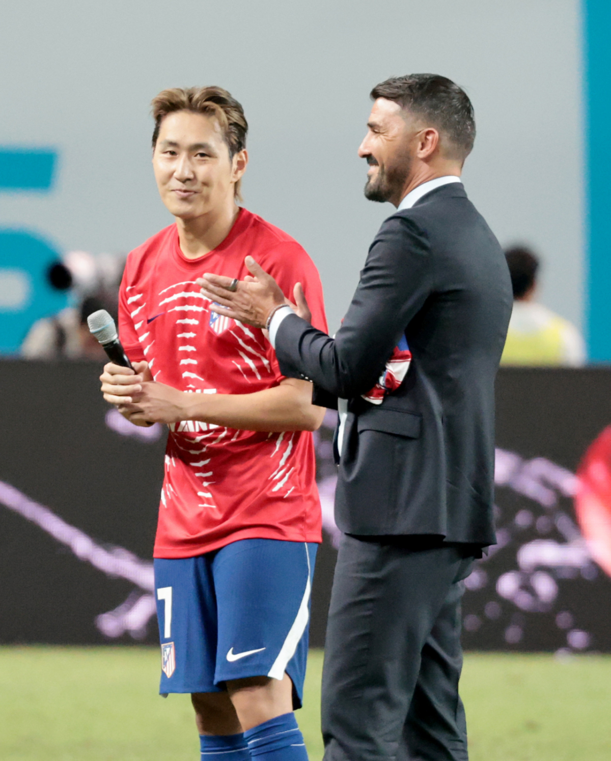 이강인이 2026쿠팡플레이 시리즈 맨체스터 시티와 아틀레티코 마드리드 경기를 마친 후 스페인의 전설적인 공격수 다비드 비야가 함께 한 국내팬들을 위한 입단식에서 소감을 밝히고 있다. /사진=강영조 선임기자