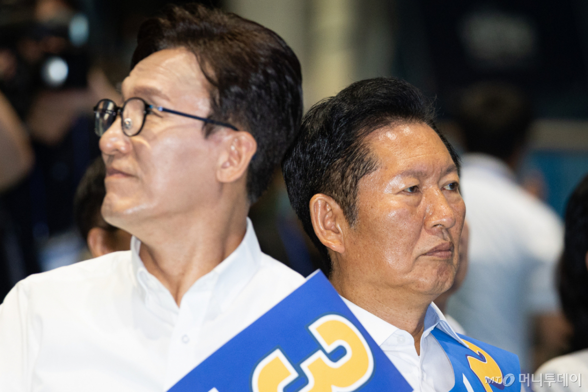 (횡성=뉴스1) 유승관 기자 = 더불어민주당 정청래(오른쪽), 김민석 당대표 후보가 9일 강원 횡성군 횡성국민체육센터에서 열린 더불어민주당 당대표 및 최고위원 선출을 위한 강원 순회경선 합동연설회에 자리하고 있다. 2026.8.9/뉴스1  Copyright © 뉴스1. All rights reserved. 무단 전재 및 재배포,  AI학습 이용 금지. /사진=(횡성=뉴스1) 유승관 기자
