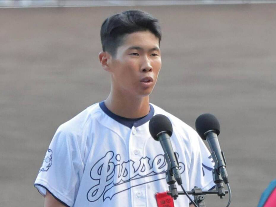 여름 고시엔 대회 개회식 선수 선서를 하고 있는 야자와 료마 하치오지지센고 야구부 주장. /사진=호치신문 캡처