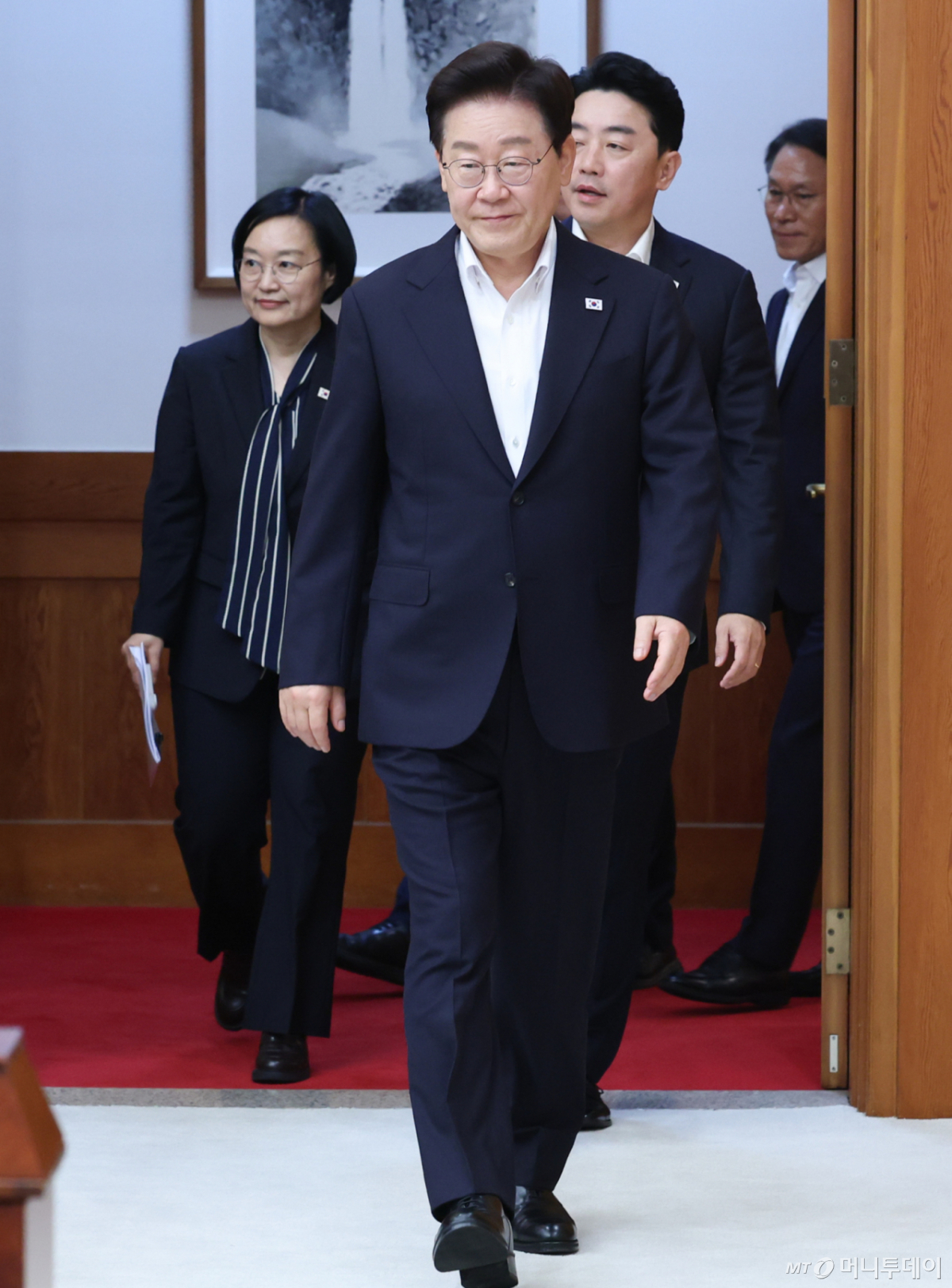 (서울=뉴스1) 허경 기자 = 이재명 대통령이 10일 청와대에서 열린 메가프로젝트 2차 민관합동 점검회의에 입장하고 있다. 2026.8.10/뉴스1 Copyright © 뉴스1. All rights reserved. 무단 전재 및 재배포, AI학습 이용 금지. /사진=(서울=뉴스1) 허경 기자