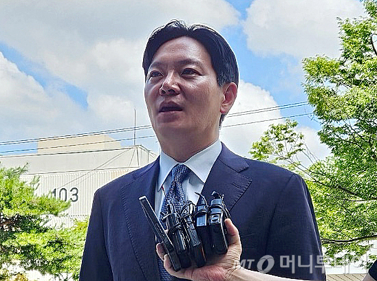 박상용 인천지검 부부장검사가 추가 감찰 조사를 받기 위해 13일 인천시 인천지검에 출석하며 취재진 질문에 답하고 있다/사진=머니투데이DB