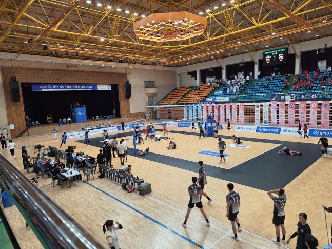 수성고 배구부 학생들(오른쪽 코트)이 지난 6일 충북 제천체육관에서 열린 '2026 IBK기업은행배 전국 중·고 배구대회' 고등부 결승에서 인하사대부고에 패배한 뒤 아쉬워하고 있다. /사진=김동윤 기자