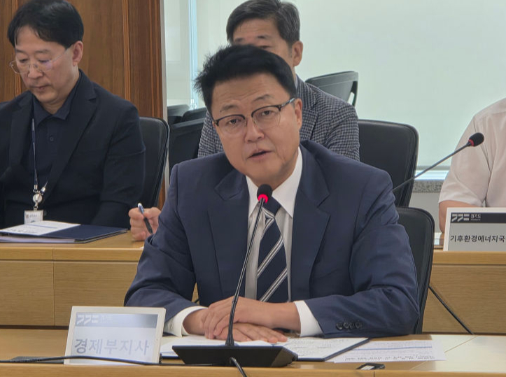 주형철 경제부지사가 10일 '재정위기 극복 전략 TF' 킥오프 회의에서 모두 발언을 하고 있다./사진=이민호기자