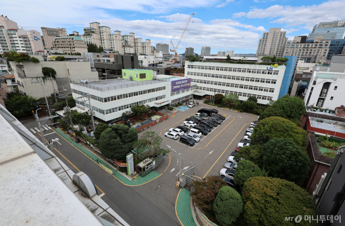 [서울=뉴시스] 이영환 기자 = 9일 서울 강남구 한국토지주택공사(LH) 서울지역본부가 보이고 있다.   2026.08.09. 20hwan@newsis.com /사진=이영환