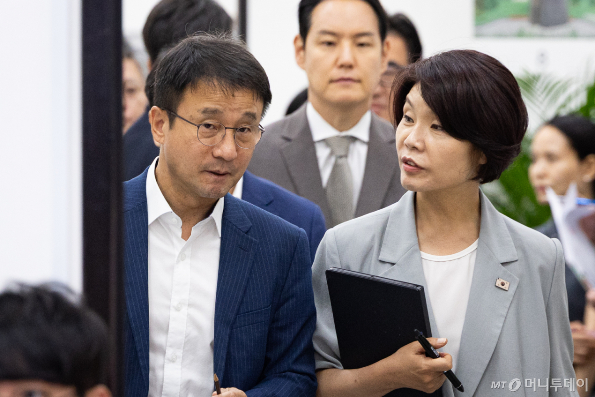 (서울=뉴스1) 유승관 기자 = 한병도 더불어민주당 당대표 직무대행 겸 원내대표와 한정애 정책위의장이 10일 서울 여의도 국회에서 열린 원내대책회의에 참석하며 대화하고 있다. 2026.8.10/뉴스1 Copyright © 뉴스1. All rights reserved. 무단 전재 및 재배포, AI학습 이용 금지. /사진=(서울=뉴스1) 유승관 기자