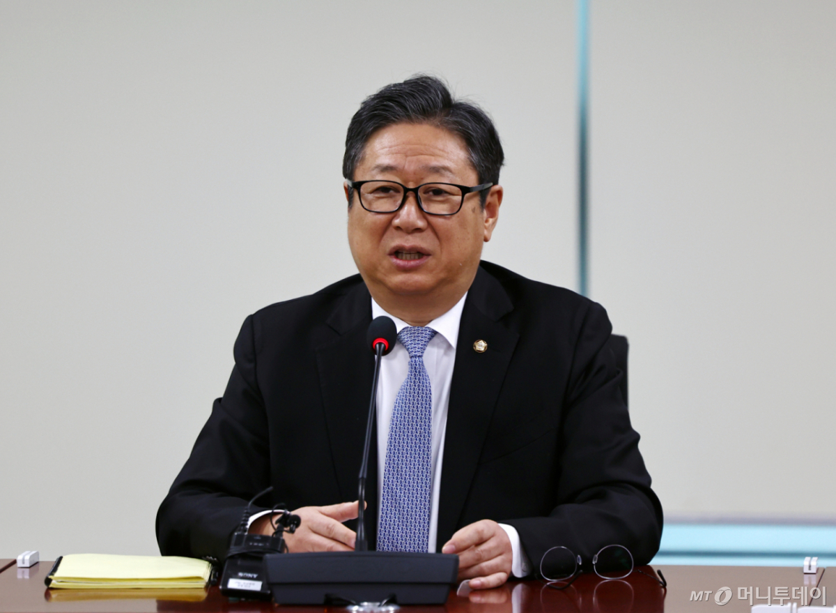 [서울=뉴시스] 김명년 기자 = 황희 더불어민주당 서울시당 지선기획단장이 6일 오후 서울 여의도 국회 의원회관에서 부동산 정책방향 간담회를 하고 있다. 2026.01.06.  /사진=김명년